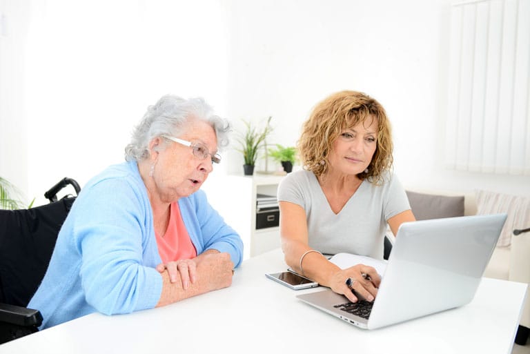 personne-age-chaise-roulante-aide-financiere personne-age-chaise-roulante-aide-financiere